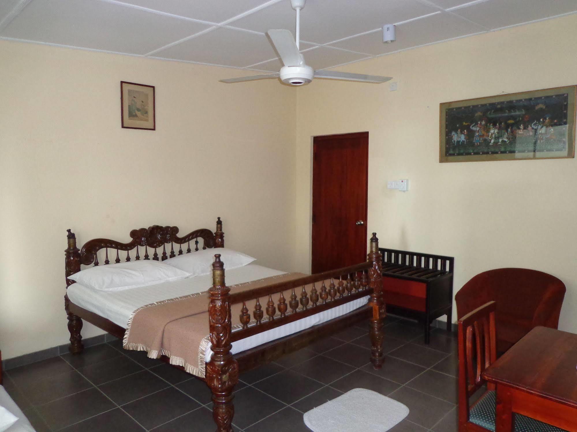 Brookside Resort By Earl'S Kandy Esterno foto