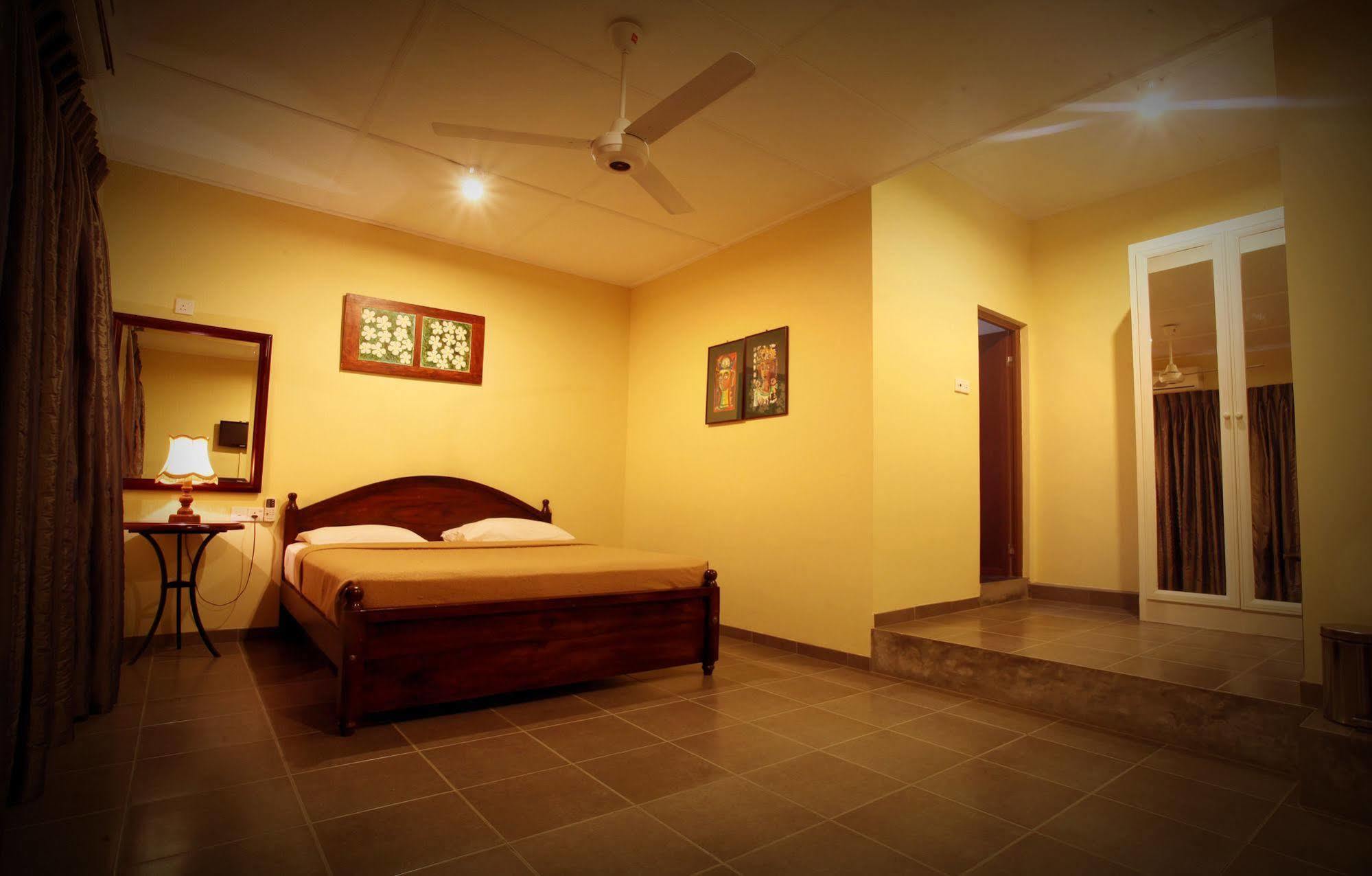 Brookside Resort By Earl'S Kandy Esterno foto