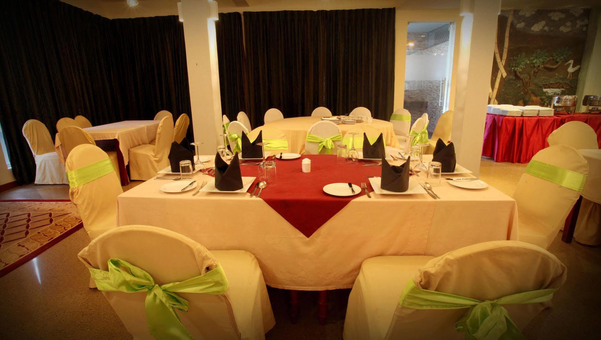 Brookside Resort By Earl'S Kandy Esterno foto